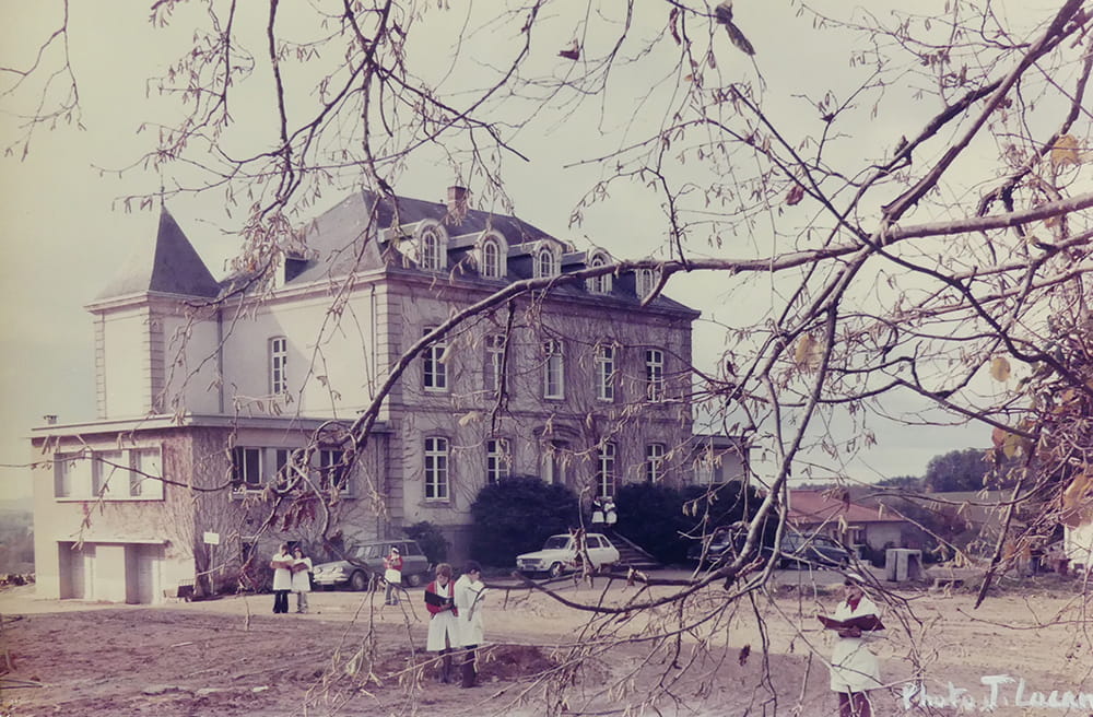 Photographie prise dans le cadre d’une campagne publicitaire afin de promouvoir l’enseignement au collège féminin agricole des Vaseix, 1973. La roseraie a presque disparue © Collection particulière