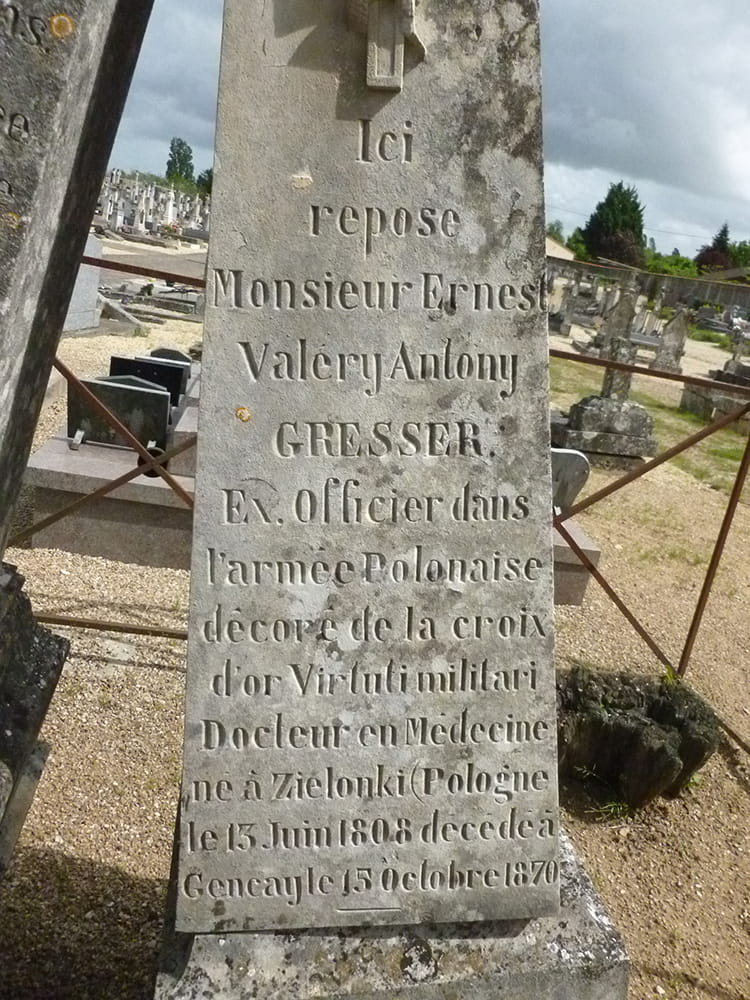 Épitaphe de Valéry Antony Gresser dans le cimetière de Gençay. Photo Thierry Allard, 2011