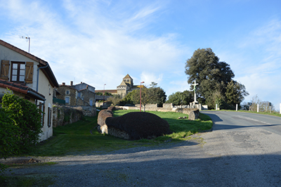 Arrivée dans le bourg de Saint-Jouin-de-Marnes depuis la route de Poitiers © Région Nouvelle-Aquitaine, Laetitia Douski