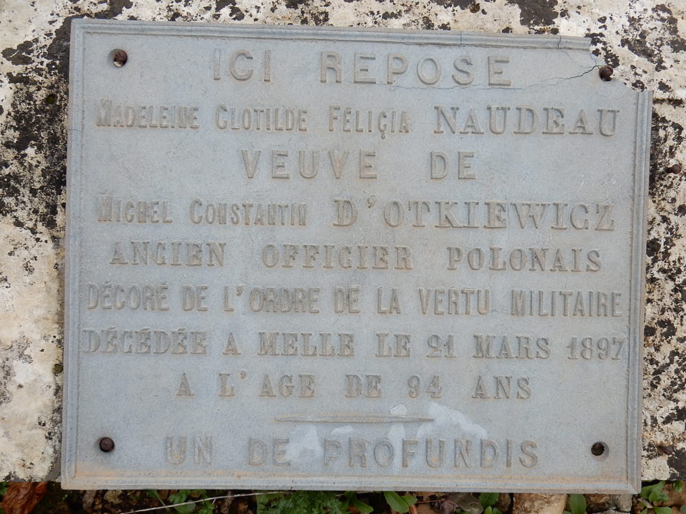 Plaque funéraire de Madeleine Naudeau, veuve de Constantin Otkiewicz, cimetière Saint-Pierre de Melle. Photo Thierry Allard, 2011