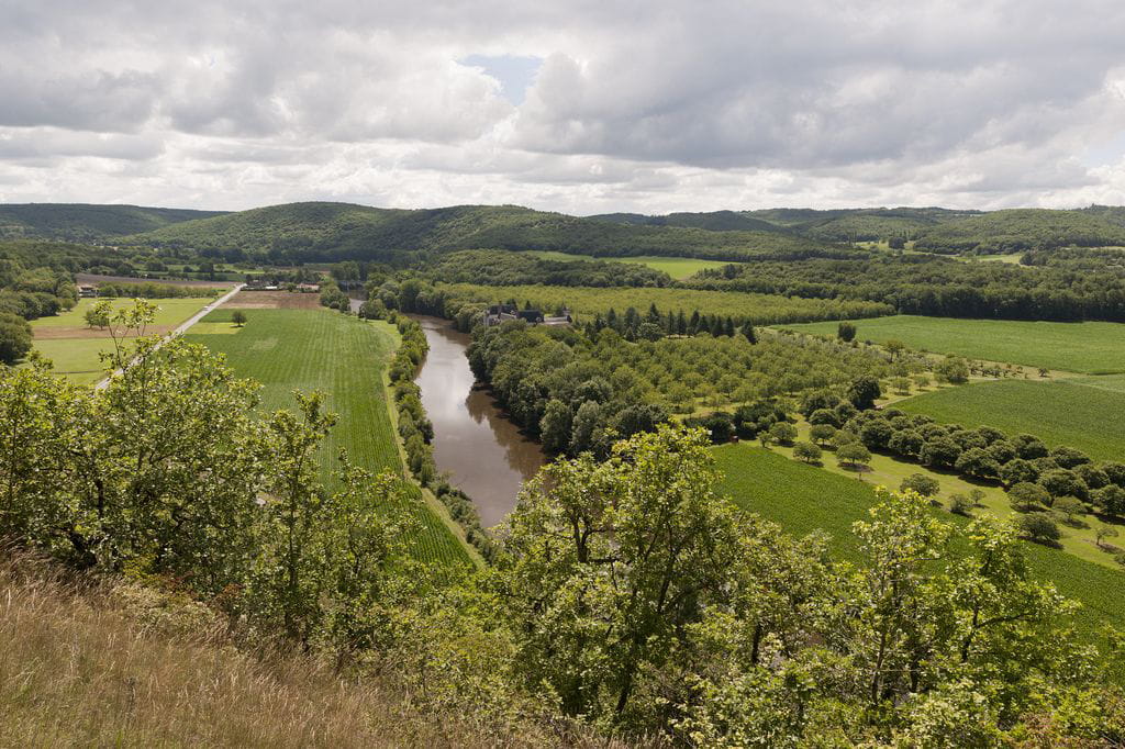 Fig 14 : Château de Sauveboeuf. Vue d'ensemble du château dans son cadre paysager (c) Adrienne Barroche, 2017 - Région Nouvelle-Aquitaine, Inventaire général du patrimoine culturel