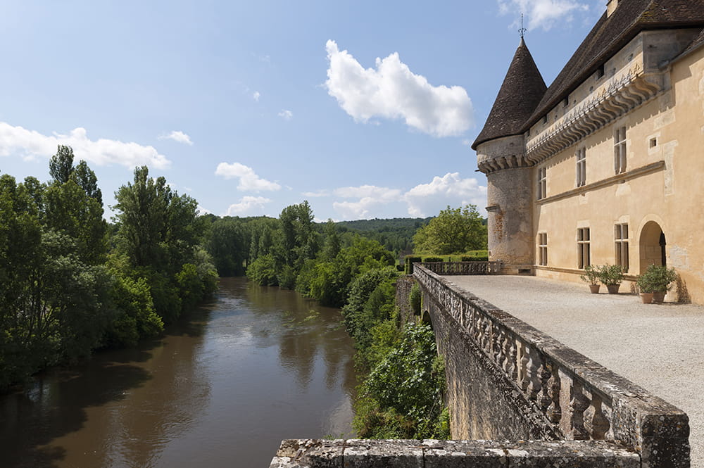 Fig 3 : Château de Losse. Vue de la Vézère, du corps de logis principal et de sa terrasse. (c) Adrienne Barroche, 2017 - Région Nouvelle-Aquitaine, Inventaire général du patrimoine culturel