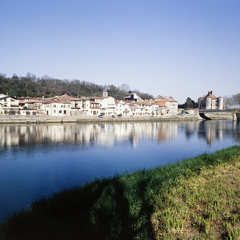 Peyrehorade, La ville vue de l'autre rive © Région Nouvelle-Aquitaine, Bernard Chabot, 2003