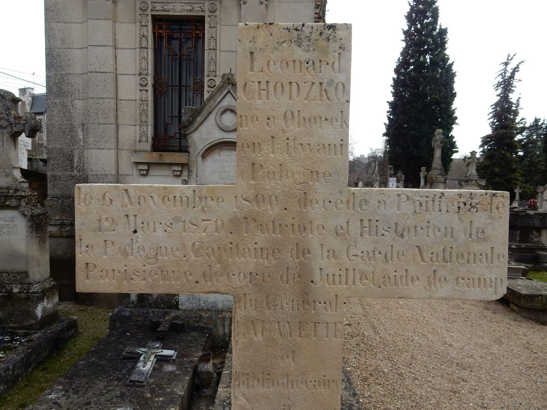 Détail de l’épitaphe de Leonard Chodźko au cimetière de l’Hôpital-des-Champs à Poitiers. Photo Thierry Allard, 2011