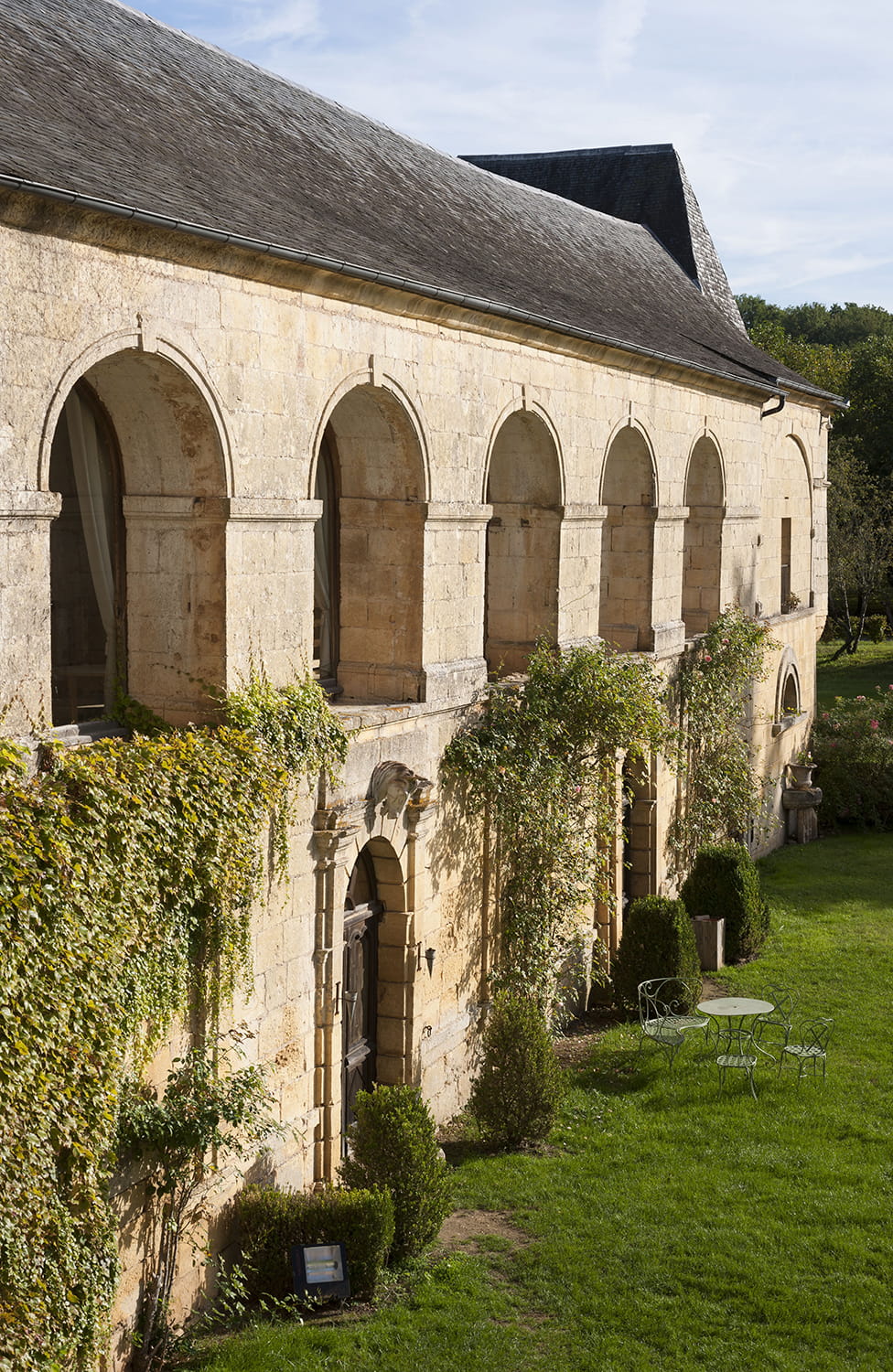 Fig 13 : Château de Sauveboeuf. Les grandes baies libres du « promenoir » au premier étage de l’aile droite (c) Adrienne Barroche, 2017 - Région Nouvelle-Aquitaine, Inventaire général du patrimoine culturel