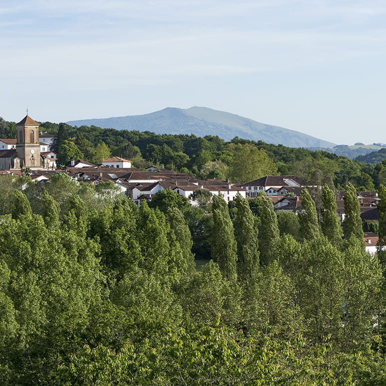 La Bastide-Clairence, Vue du bourg depuis le quartier La Côte © Région Nouvelle-Aquitaine, Commune de La Bastide-Clairence, Adrienne Barroche, 2019