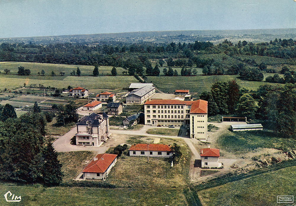 Vue aérienne de la partie basse du domaine : les bâtiments agricoles, le château, le collège féminin et les hébergements du personnel. Vers 1980. © Photothèque Paul Colmar