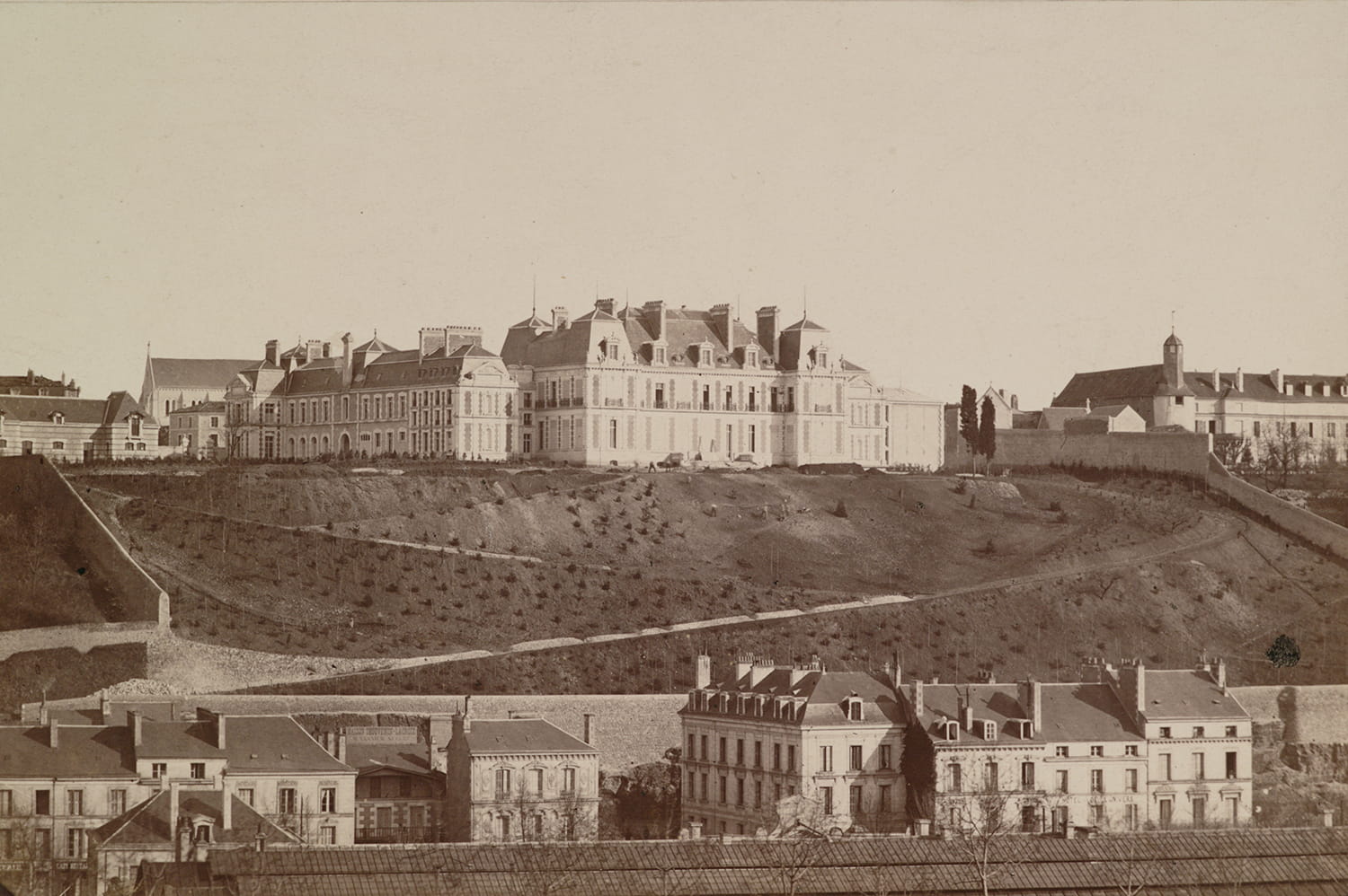 La préfecture prise des coteaux du pont Achard, à Poitiers, vers 1870. N° d'inventaire : 2009.0.1.16. © Musées de Poitiers/Christian Vignaud