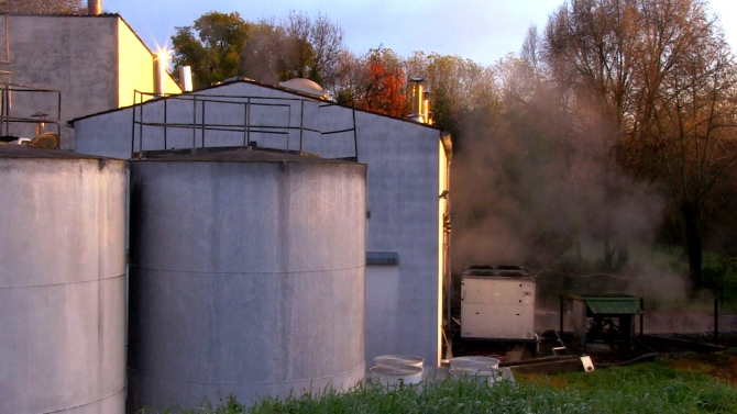 Les bâtiments de la distillerie de Gironde d'où s'échappent les fumées des chaudières en fonctionnement. 