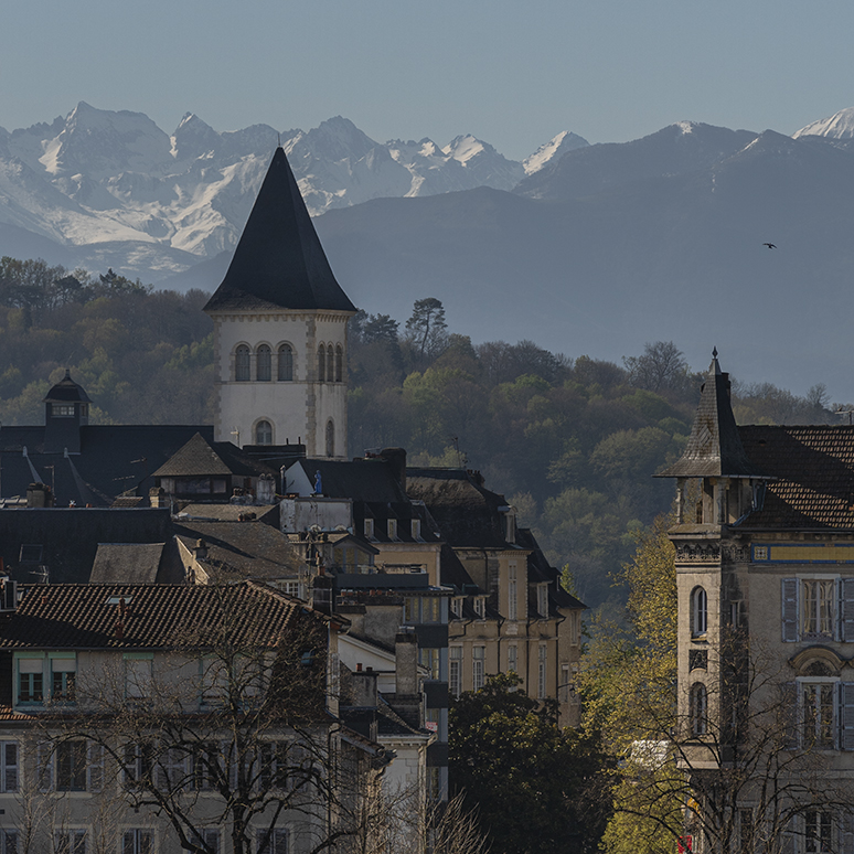 Pau, Front bâti du cours Bayard, clocher de l'ancienne église Saint-Martin et Pyrénées depuis la place de Verdun © Région Nouvelle-Aquitaine, Ville de Pau, Sébastien Arnouts, 2023