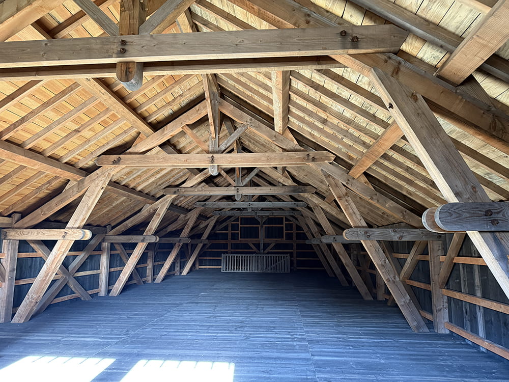 Vue intérieure du comble de la halle à charbon après restauration. © Cabinet Architecture et Patrimoine.