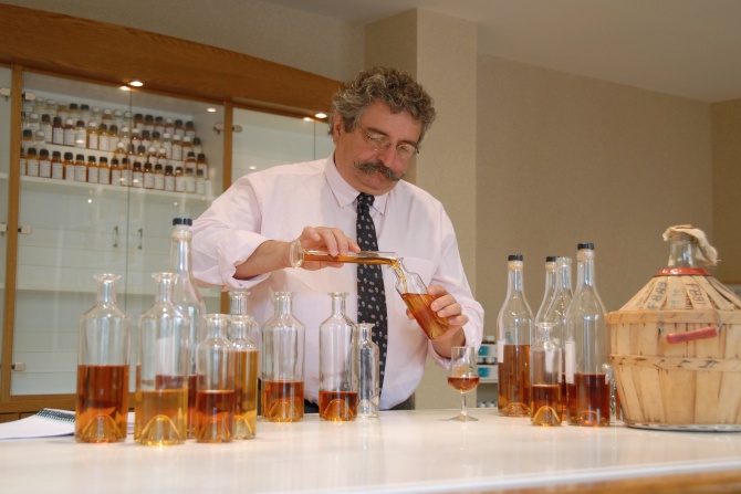 L'assemblage d'eaux-de-vie d'âges et de crus différents permet au maître de chai de créer un produit d'une qualité toujours égale.© BNIC/ Stéphane Charbeau.