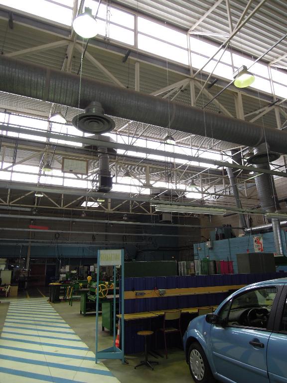 Intérieur de l'atelier maintenance automobile