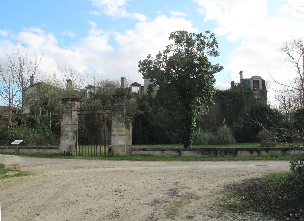 Site de Dillon. Elévation antérieure de l'ancien château.