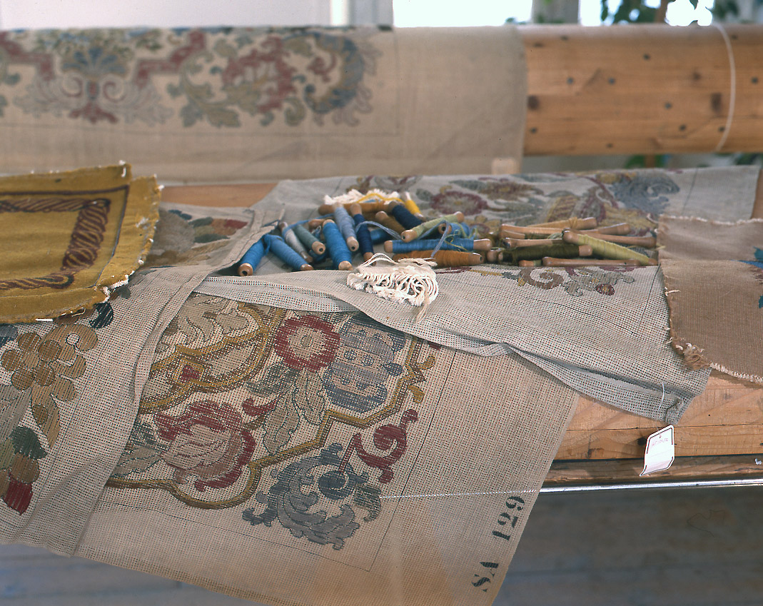 Détail des navettes, sur une tapisserie de basse lisse en cours de tissage, dans l'atelier de basse lisse du premier étage.