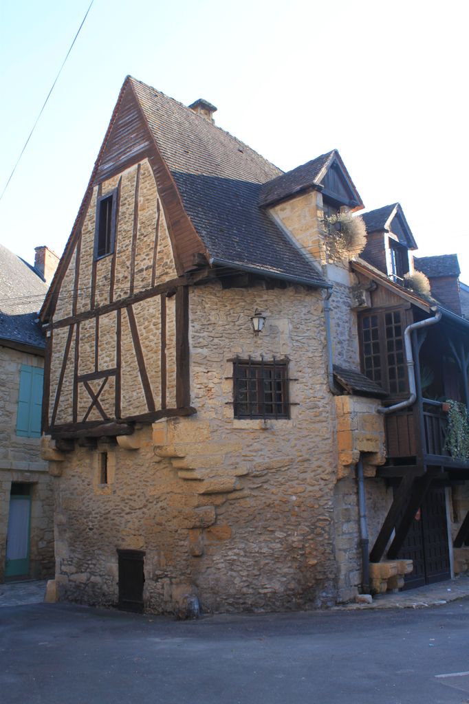 Vue du pignon et d'une partie de la façade sur la place Carnot.