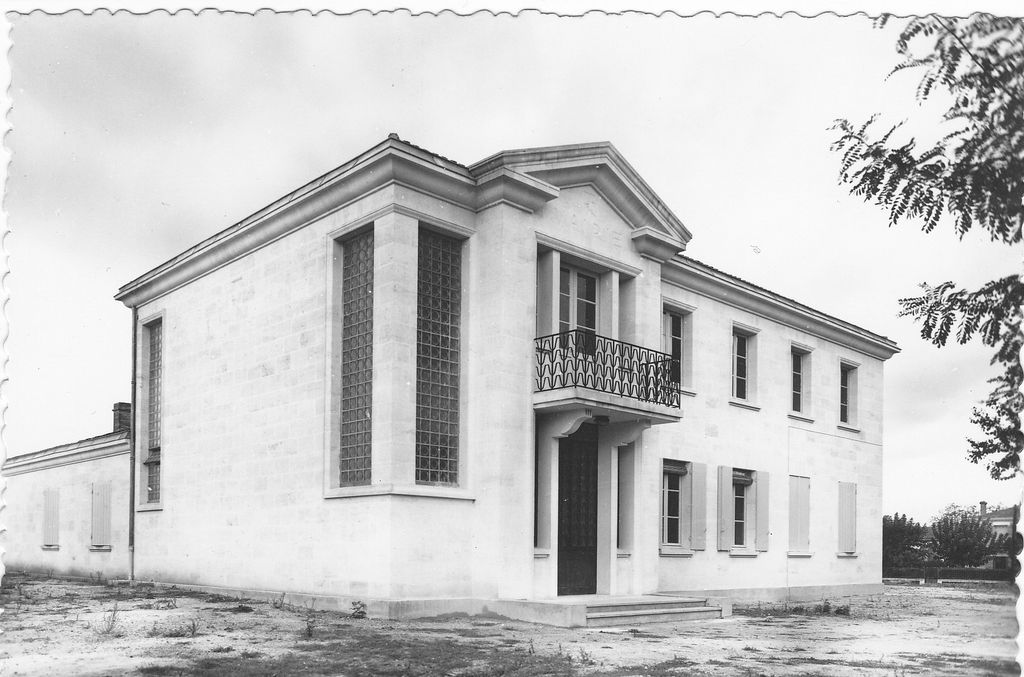 Photographie (collection particulière) : mairie reconstruite en 1952.