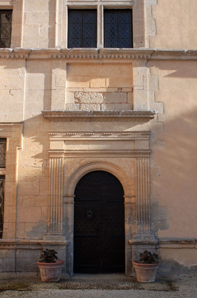 Grand corps de logis, aile sud, élévation sur cour (nord) : détail de la porte d'entrée de la demeure avec son tympan vide dans l'allège de la fenêtre supérieure.
