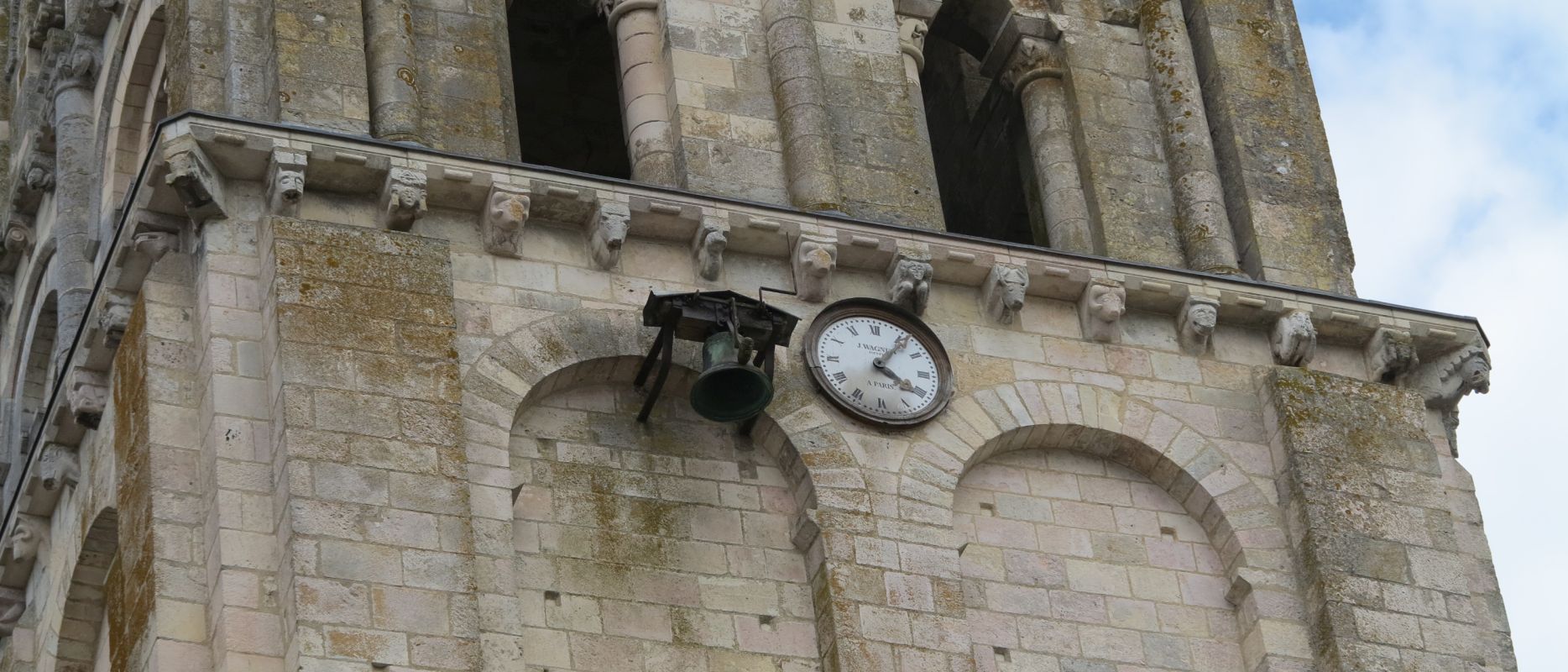 Élévation ouest, clocher, corniche à modillons, cloche et horloge.