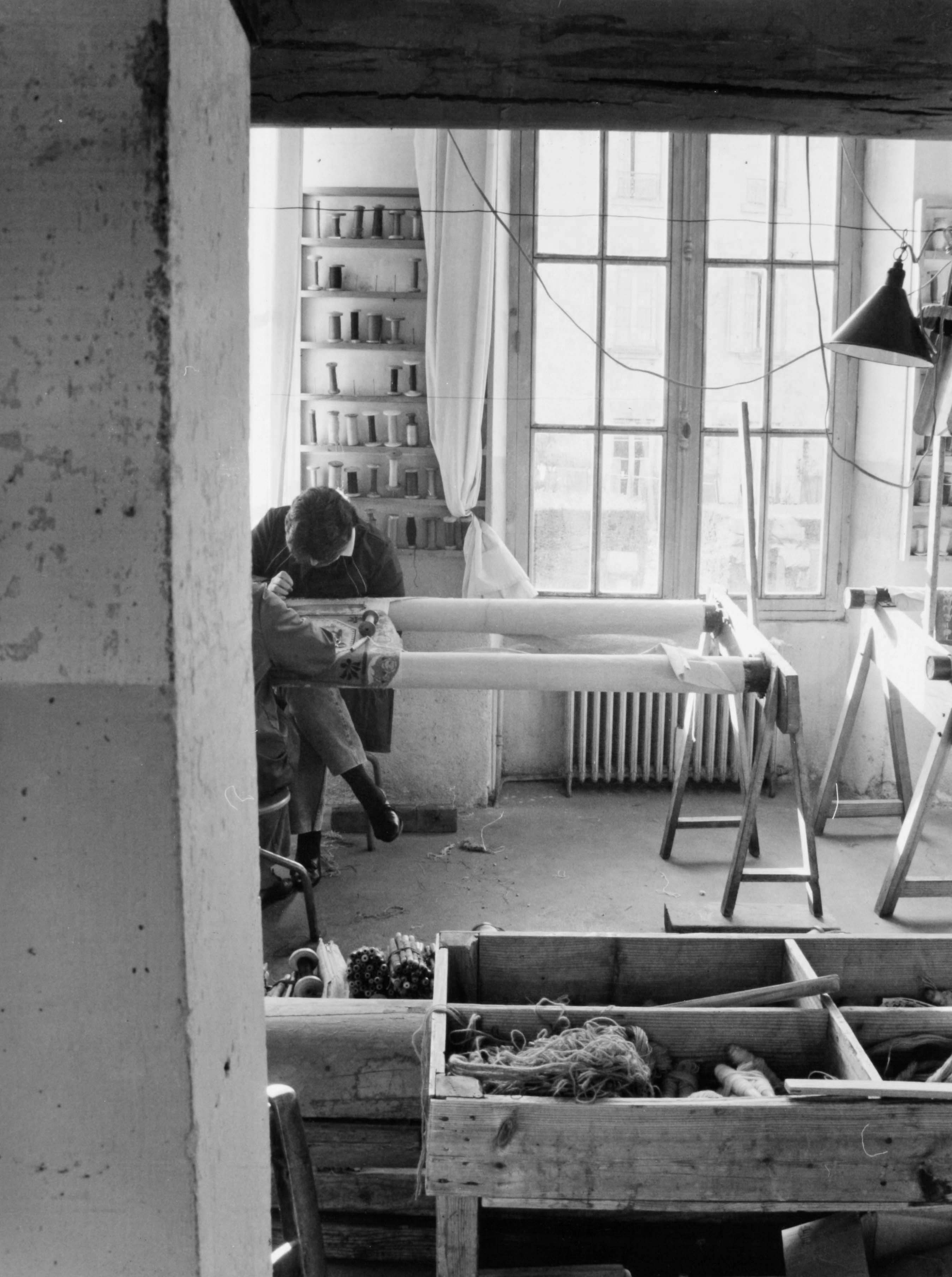 Ouvrières au travail, dans l'atelier de tissage en basse lisse (reportage photographique de L. Yeghicheyan, 1992, Aubusson, Musée départemental de la Tapisserie)