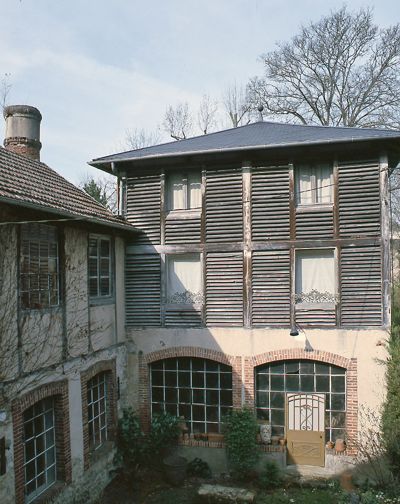 Vue générale du bâtiment à usage de forge et de pièce de séchage. A l'arrière, la haute cheminée de la teinturerie.