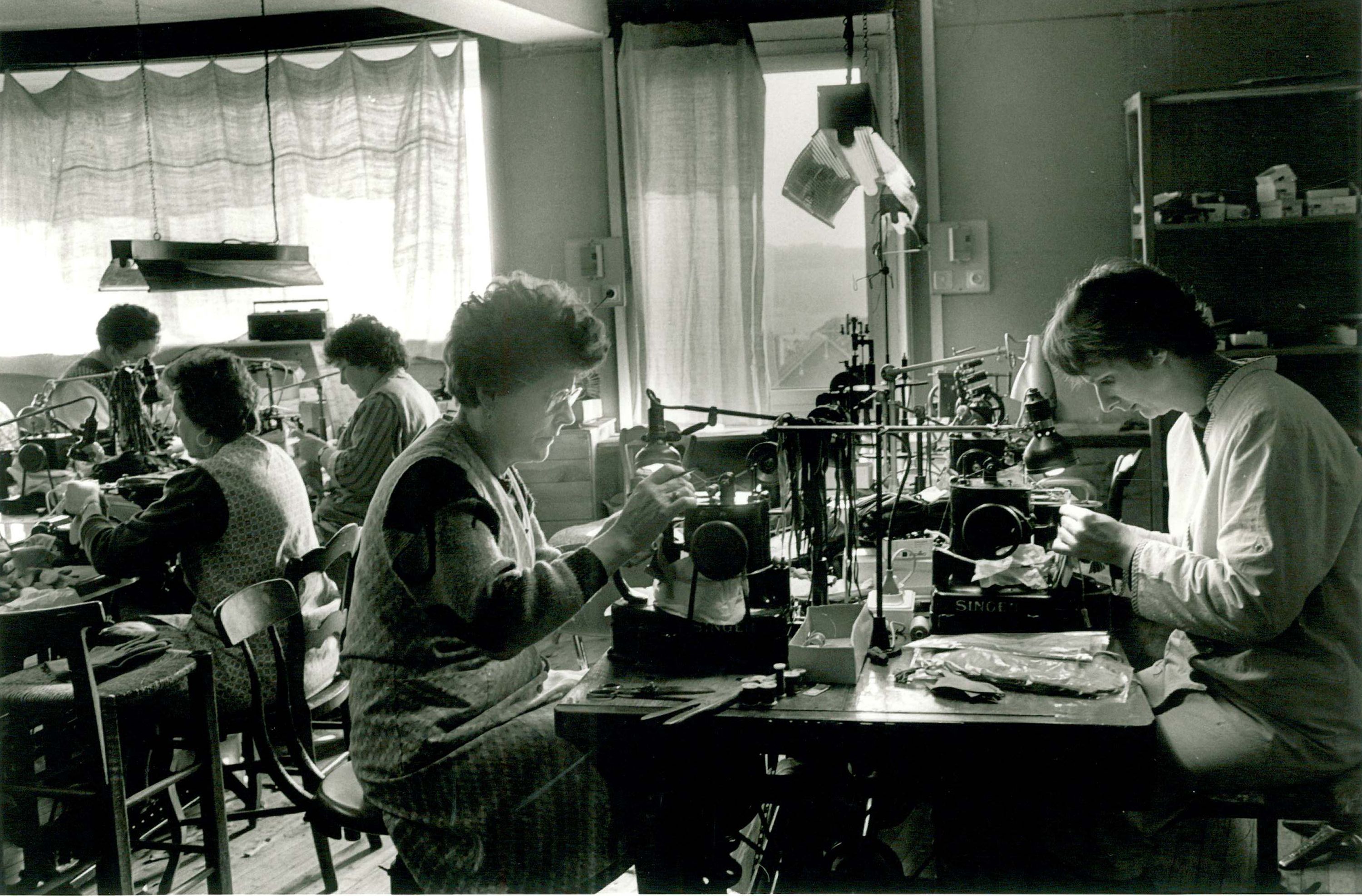 Couturières de gants à la ganterie coopérative, 1993