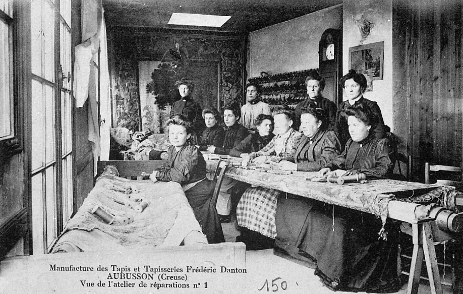 Carte postale de la manufacture Danton, dans le 1er quart du 20e siècle : un atelier de réparations des tapisseries, avec les ouvrières au travail (coll. part.) 