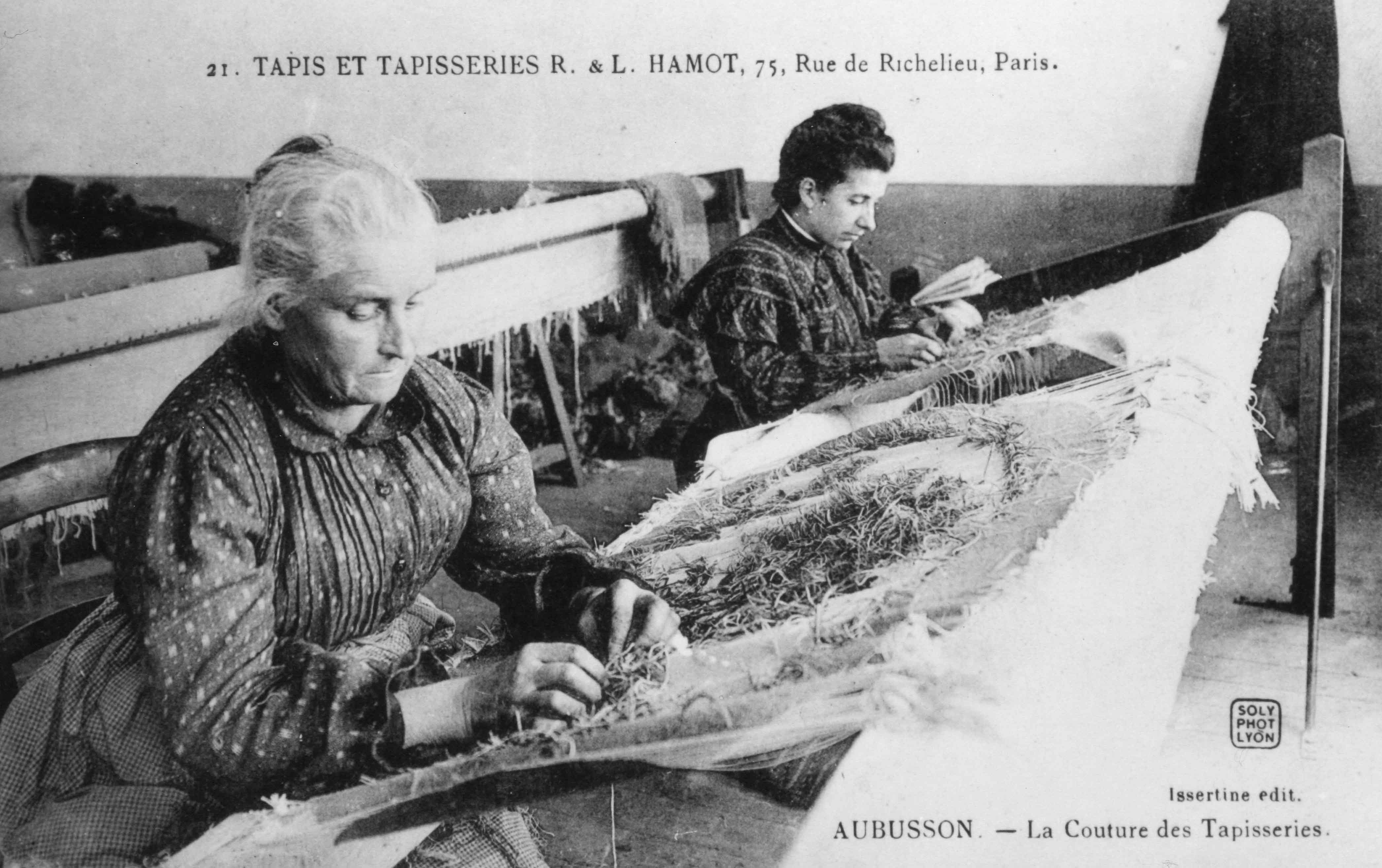 Carte postale (1er quart 20e siècle) : la couture des tapisseries (Aubusson, centre de documentation du Musée départemental de la Tapisserie)
