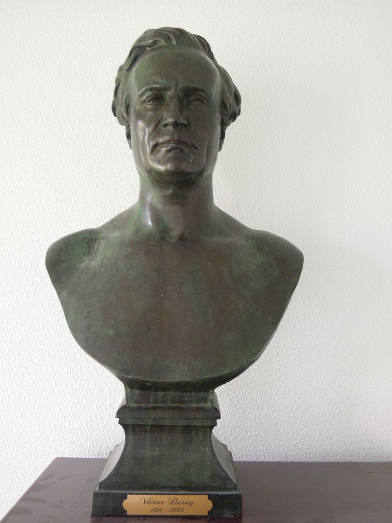 Buste de Victor Duruy conservé au lycée