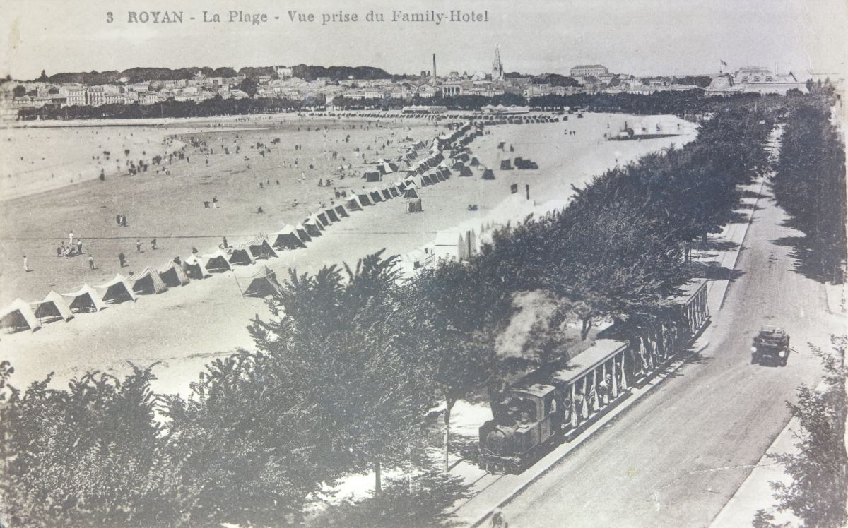 La plage de la Grande conche, la partie nord du boulevard Garnier et, à l'arrière-plan, la ville et son front de mer, vers 1920.