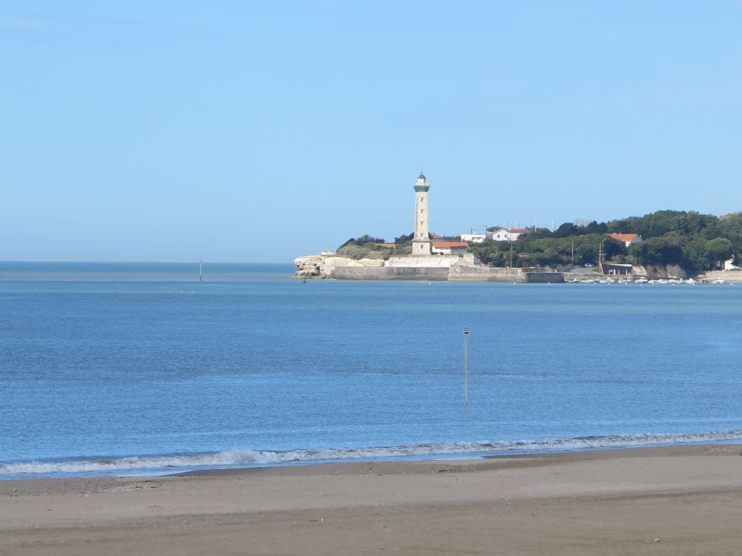 La pointe et le phare de Vallières vus depuis la plage.