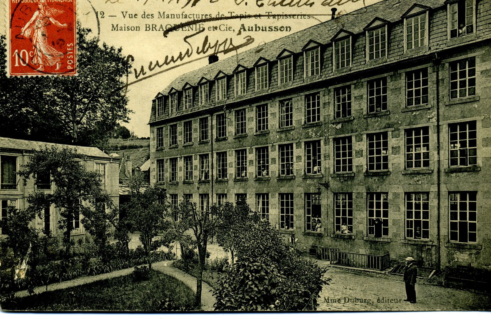 Carte postale du 1er quart du 20e siècle, montrant l'usine Braquenié, avec ses quatre niveaux d'origine, avant l'incendie de 1927 (AC Aubusson). 