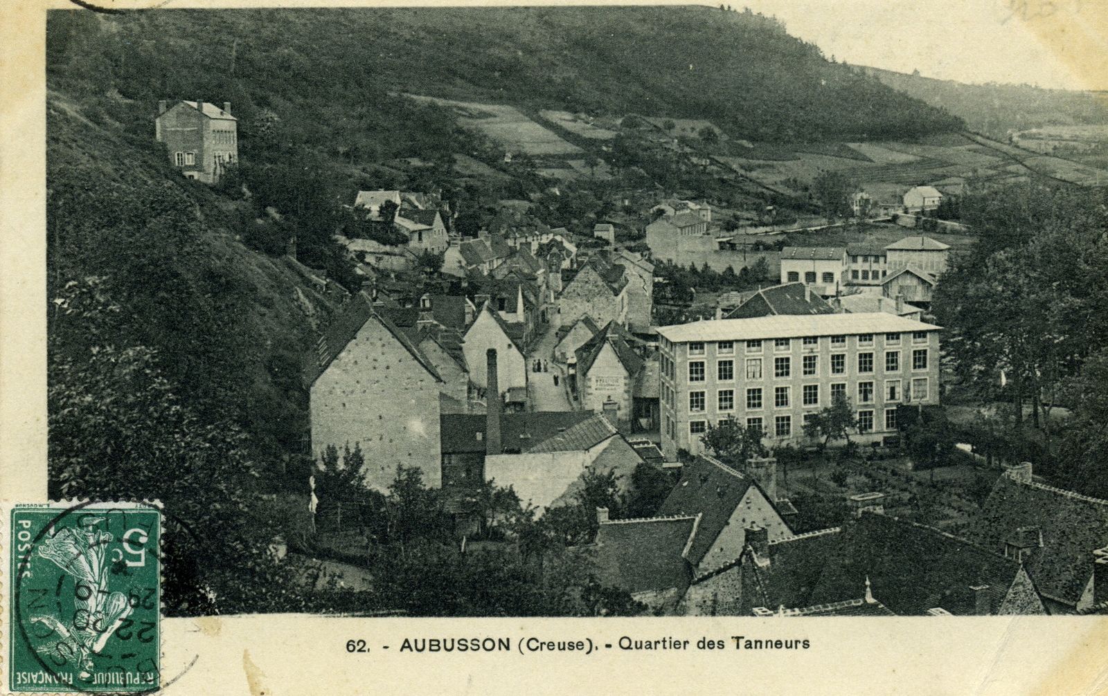 Carte postale du 1er quart du 20e siècle, montrant la manufacture, à la pointe est de l'île de Juillet, en aval du moulin de la Rue (AC Aubusson)