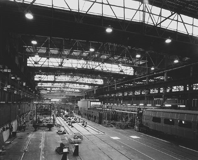 Vue intérieure de l'atelier de fabrication de 1922 : montage des voitures.