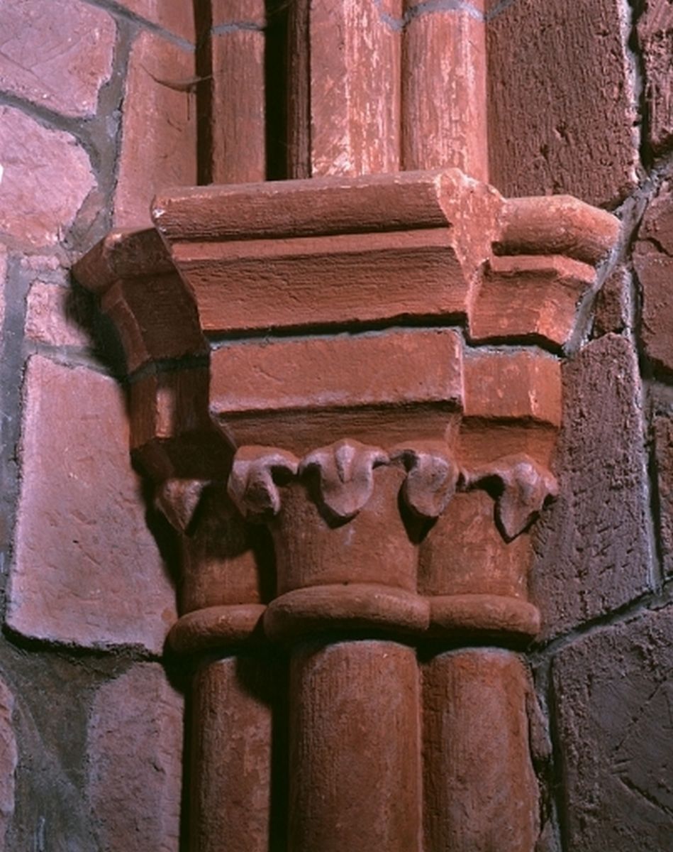 Chapiteau sud-est : décor sculpté de feuillage.