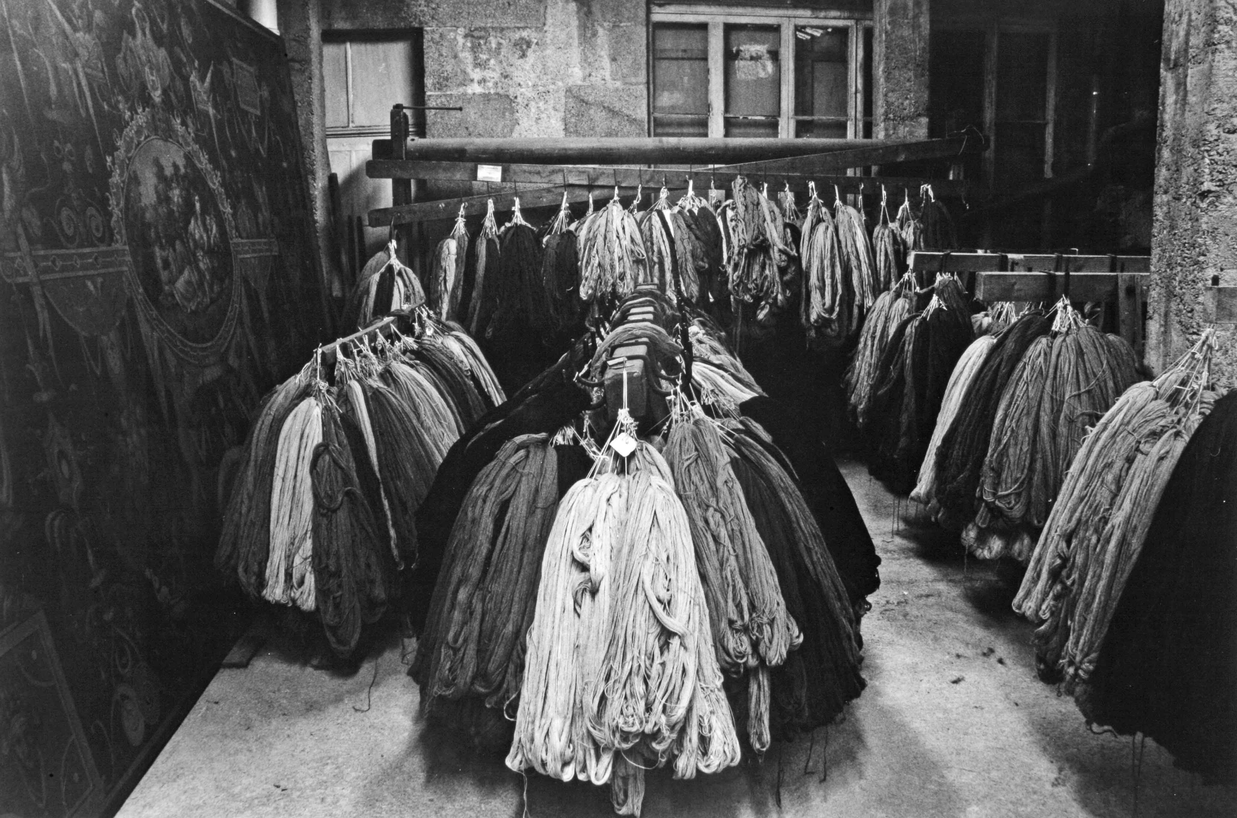 L'entrepôt des écheveaux de laine (reportage photographique de L. Yeghicheyan, 1992, Aubusson, Musée départemental de la Tapisserie)