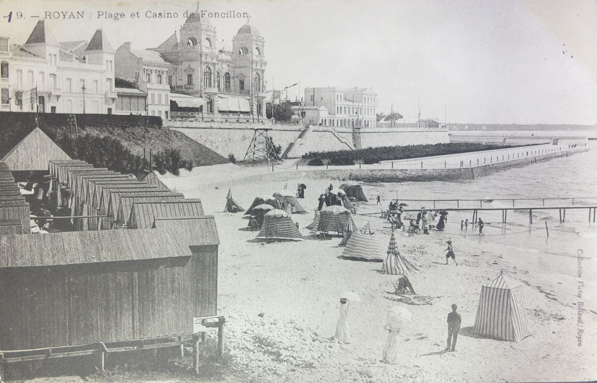 Cabines de bain sur la plage de Foncillon vers 1900.