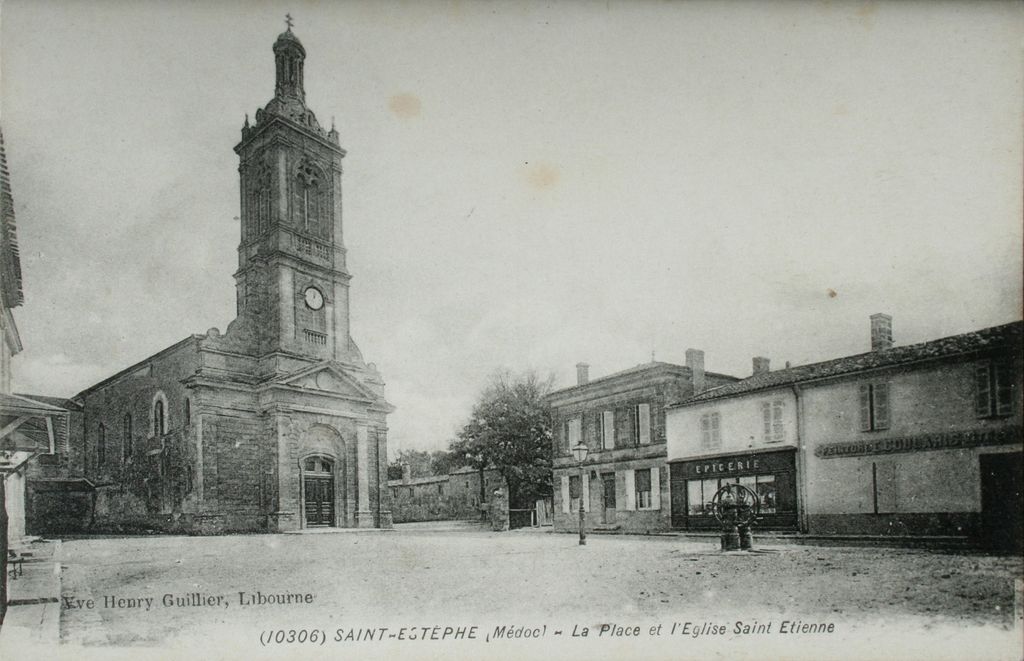 Carte postale, début 20e siècle (collection particulière) : la place et l'église Saint-Etienne.
