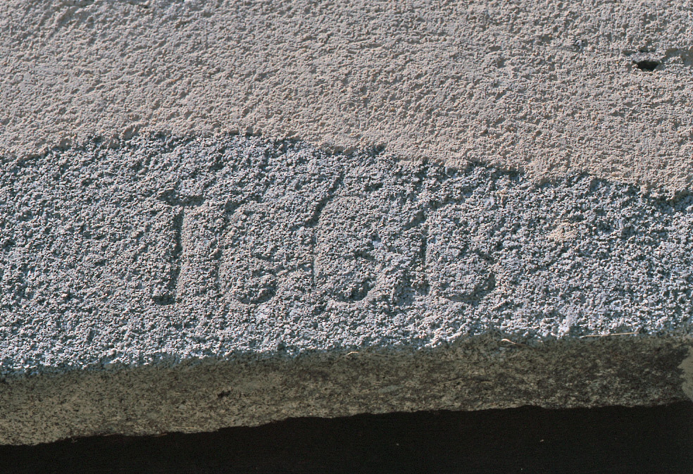 Détail de la date portée de 1666, gravée sur le linteau de la porte d'entrée de la tour.