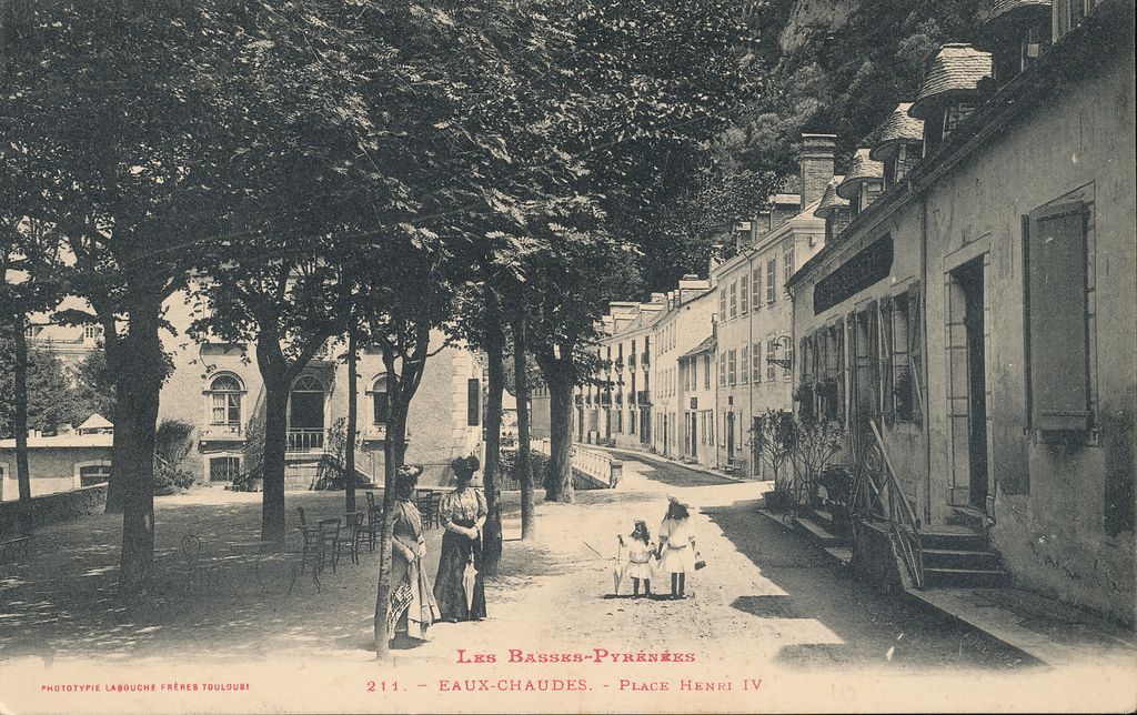 Place Henri-IV au début du 20e siècle. A droite, le café Ambielle, puis les maisons Burgau et Latapie, l'hôtel des Thermes et l'hôtel Beauséjour. A gauche, l'hôtel Baudot.