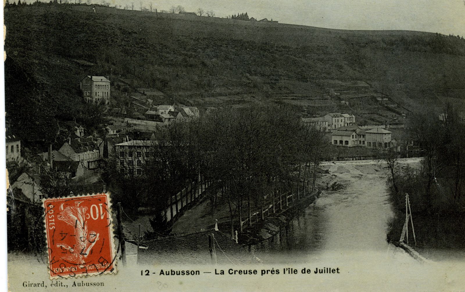Carte postale du début du 20e siècle, avec l'île de Juillet et au loin, le long de la Creuse, les bâtiments de la manufacture (AC Aubusson)