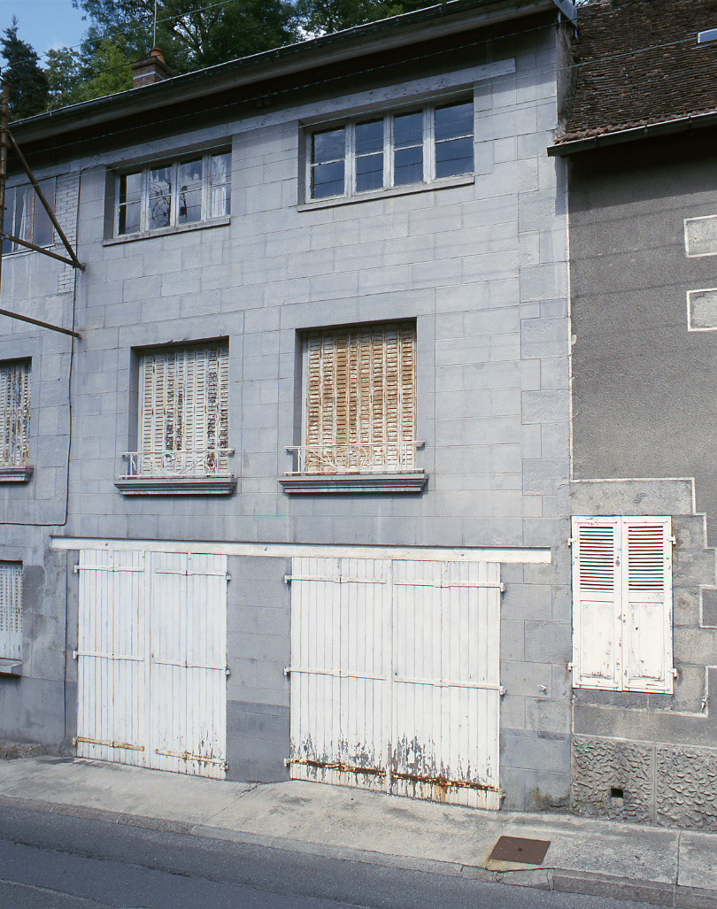 Vue générale de l'une des maisons constituant l'ancienne manufacture Fougerol, avec son rez-de-chaussée percé de deux portes cochères. 