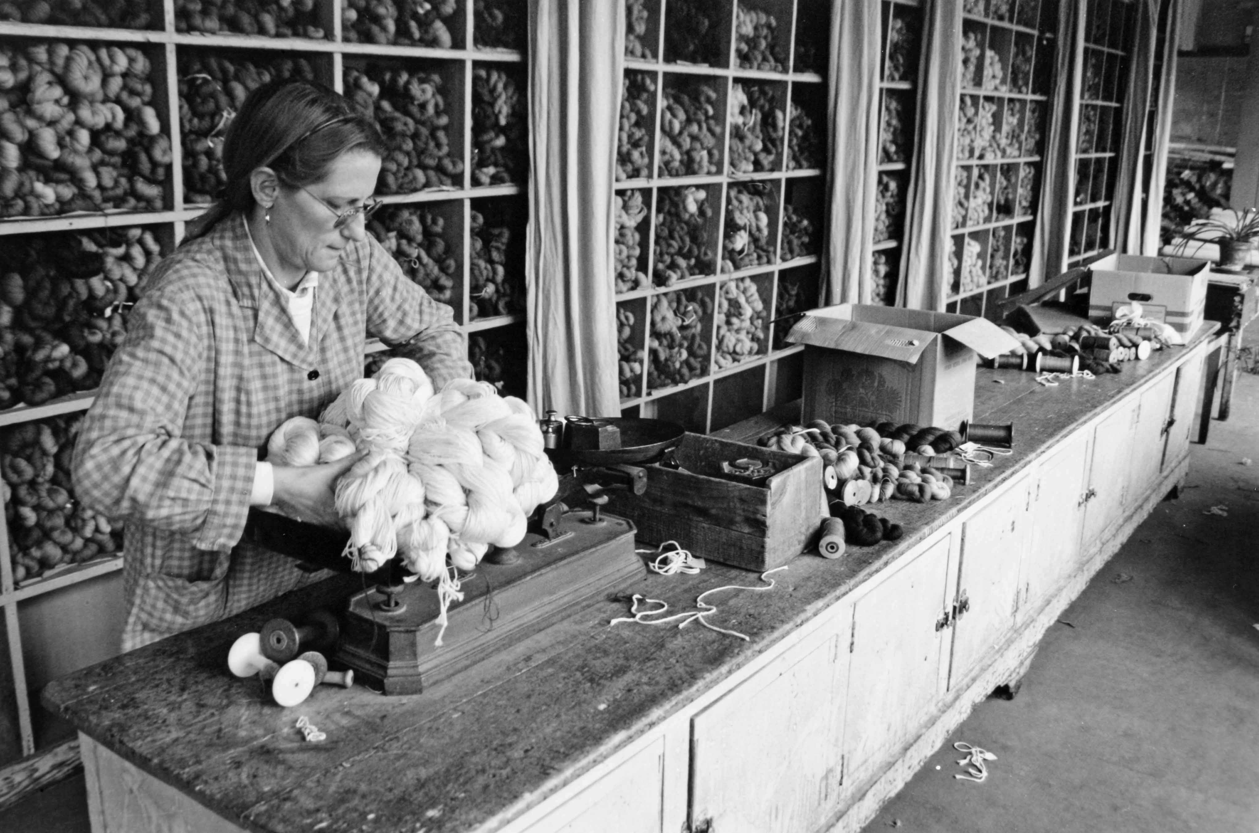 Le magasin des laines, avec une ouvrière au travail (reportage photographique de L. Yeghicheyan, 1992, Aubusson, Musée départemental de la Tapisserie)