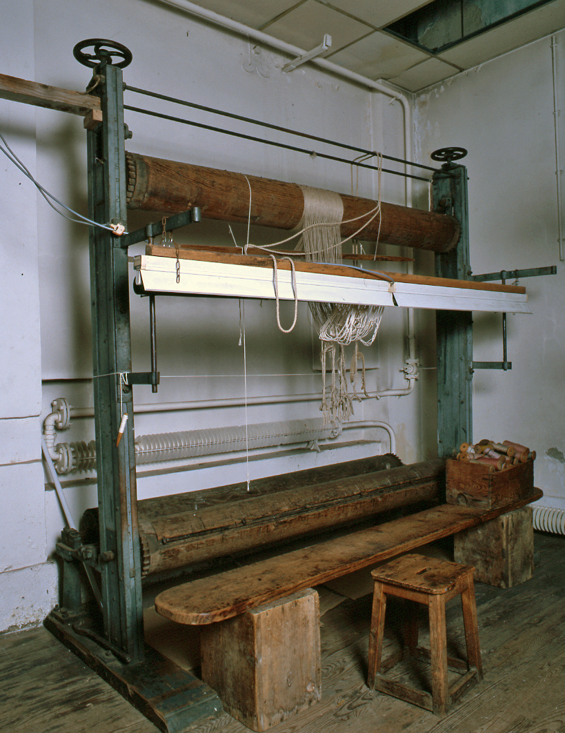 Vue générale du petit métier de haute lisse, localisé dans l'atelier de tissage des tapis au point noué type Savonnerie.