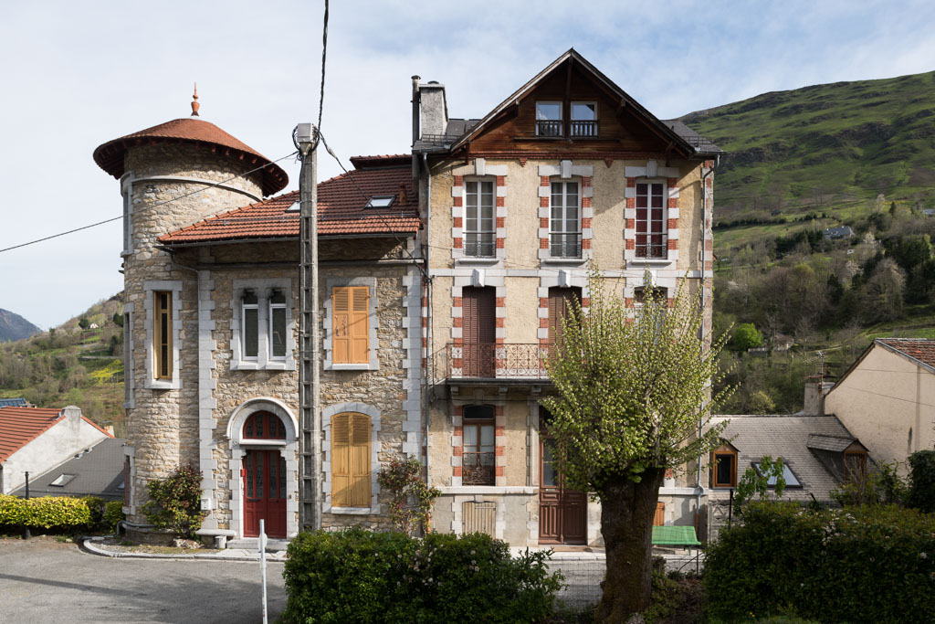 Villa Meunier et ancienne maison Grousset. Façades de la place Valéry-Meunier.