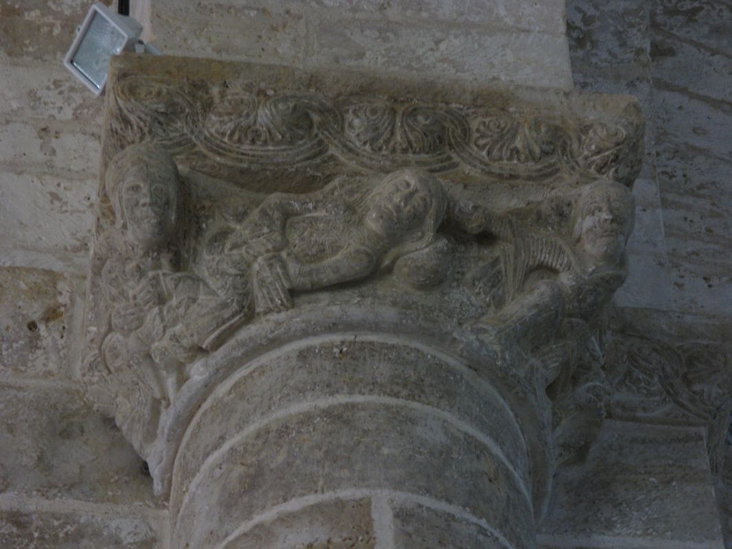 Chapiteau de la croisée du transept : Dalila coupant les cheveux de Samson.