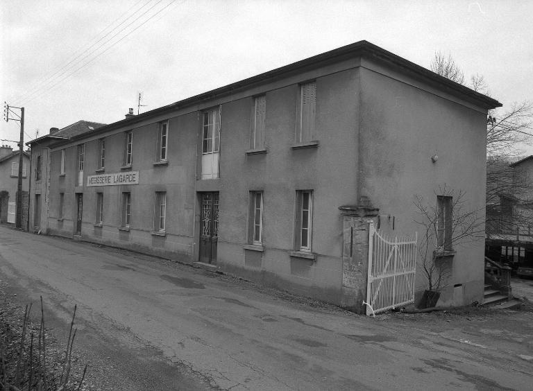 Les bureaux sur rue et ateliers de classement des peaux, construits vers 1930 par l'architecte Patural.