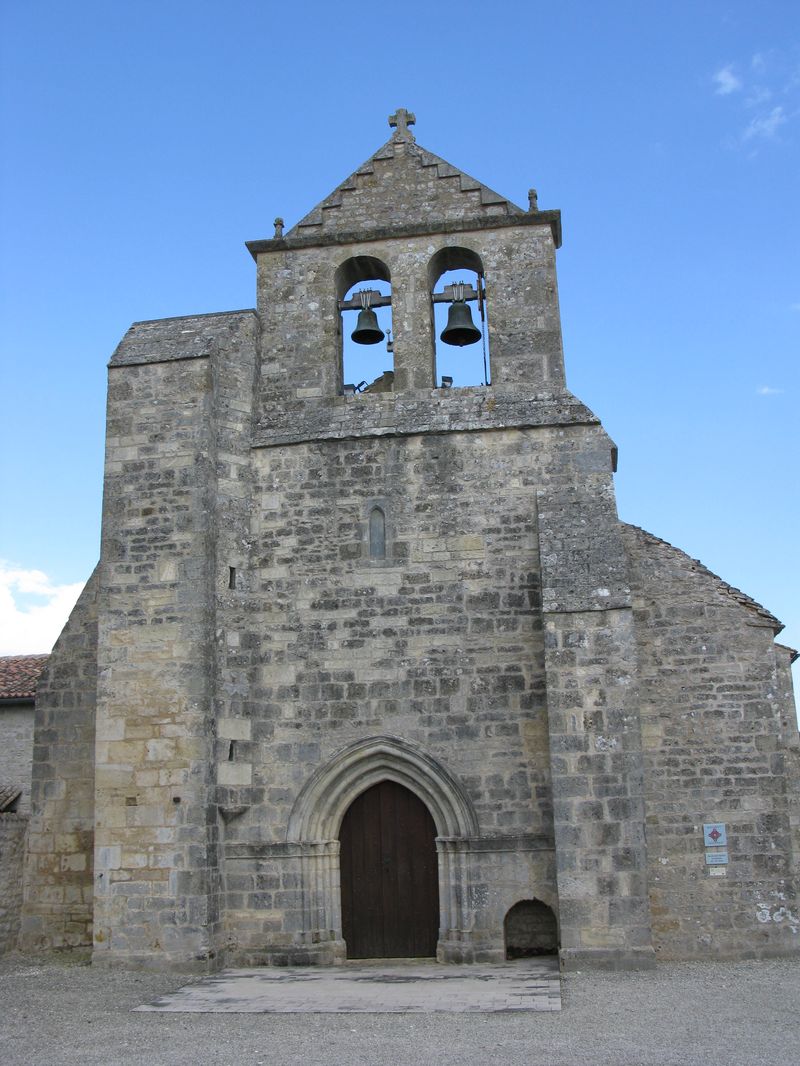 La façade occidentale surmontée de son mur pignon contenant les cloches.