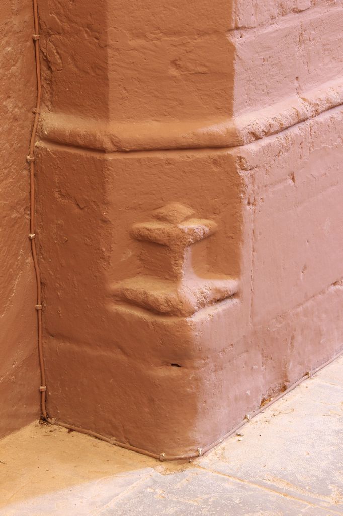 Détail d'un pilier de la nef avec congé sculpté.