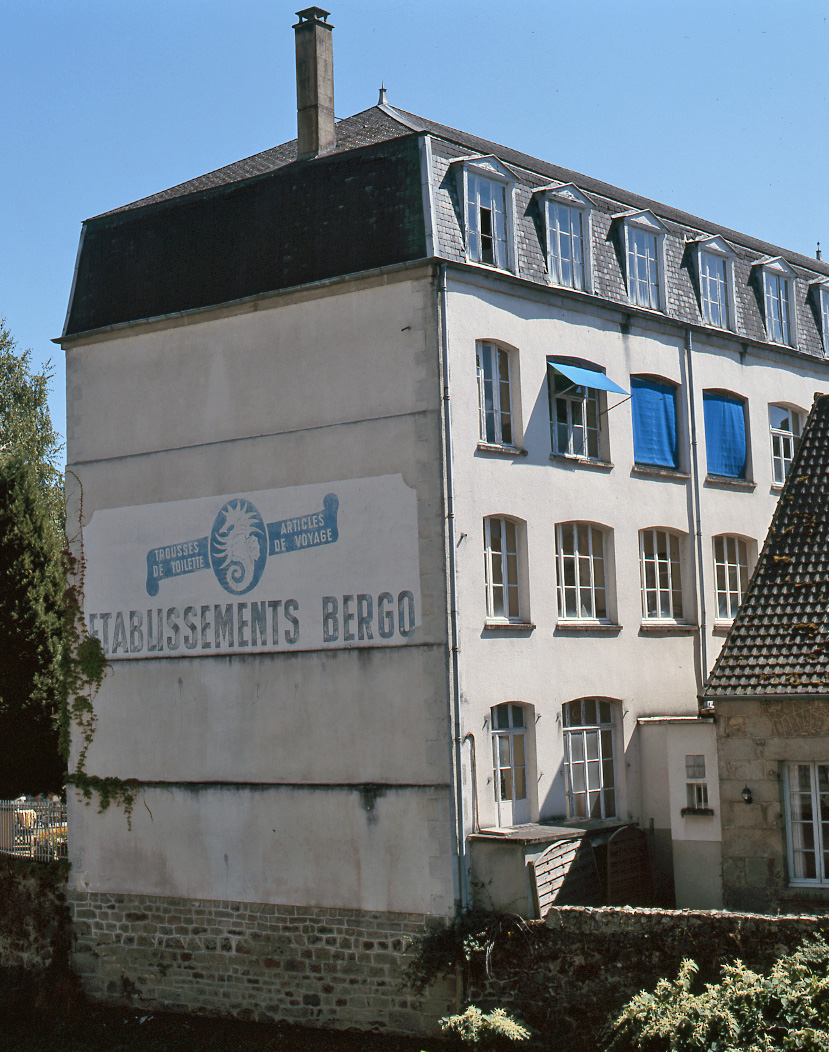 Vue de l'enseigne des établissements Bergo, avec le logo à l'hippocampe, sur le mur-pignon est de l'édifice. 